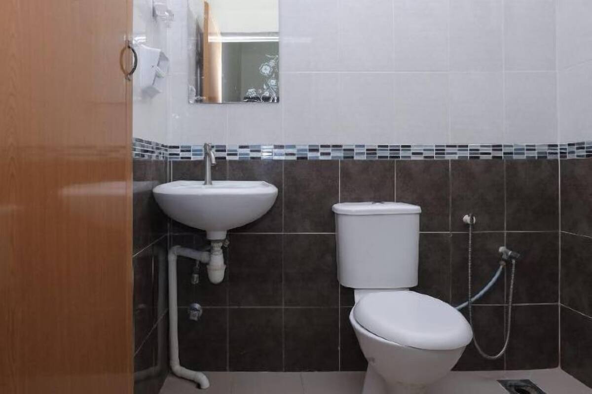 Badezimmer | Dusche, kostenlose Toilettenartikel, Handtücher