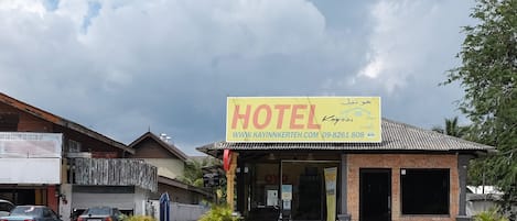 Un piccolo edificio in mattoni con un cartello che riporta la scritta