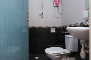 Shower, free toiletries, towels - Hotel O Kay Inn Kerteh (Kerteh)