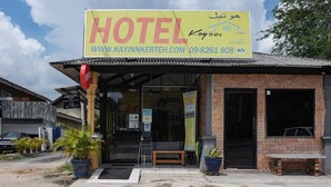 A small brick building with a sign that reads "HOTEL" and a website address. - Hotel O Kay Inn Kerteh (Kerteh)