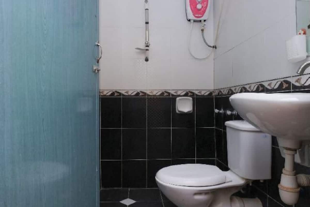 Regadera, amenidades de baño gratuitas, toallas