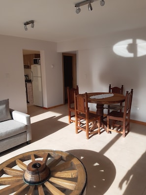 Familienapartment | Wohnzimmer | 32-Zoll-Flachbildfernseher mit Kabelempfang, Smart-TV