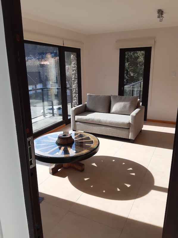 Familienapartment | Wohnzimmer | 32-Zoll-Flachbildfernseher mit Kabelempfang, Smart-TV