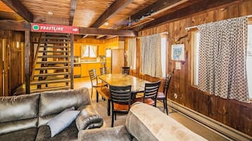 House, Multiple Beds (Hemlock Ridge 6A) | Living room | Fireplace