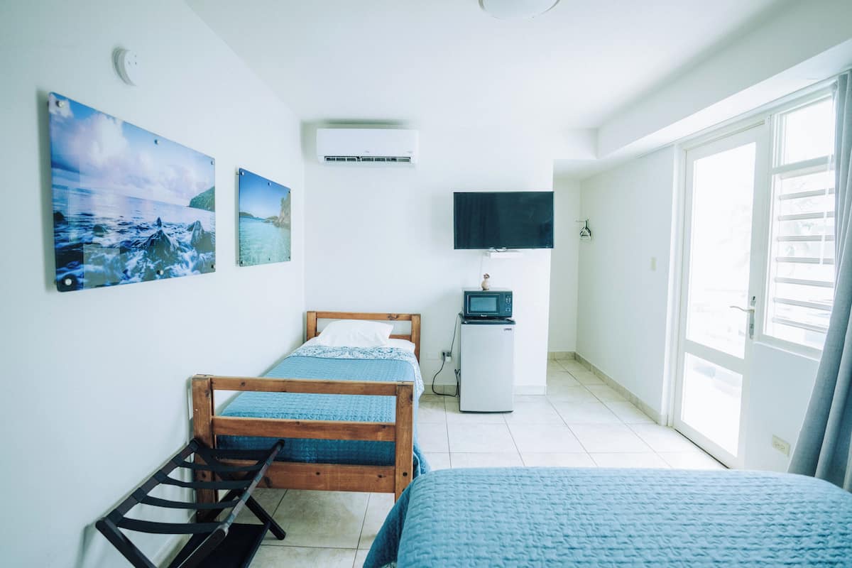 deluxe triple room, partial ocean view | 1 bedroom, minibar, free wifi, bed sheets