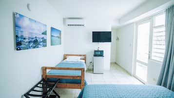 Chambre Triple Deluxe, vue partielle sur l'océan | Minibar, Wi-Fi gratuit, draps fournis