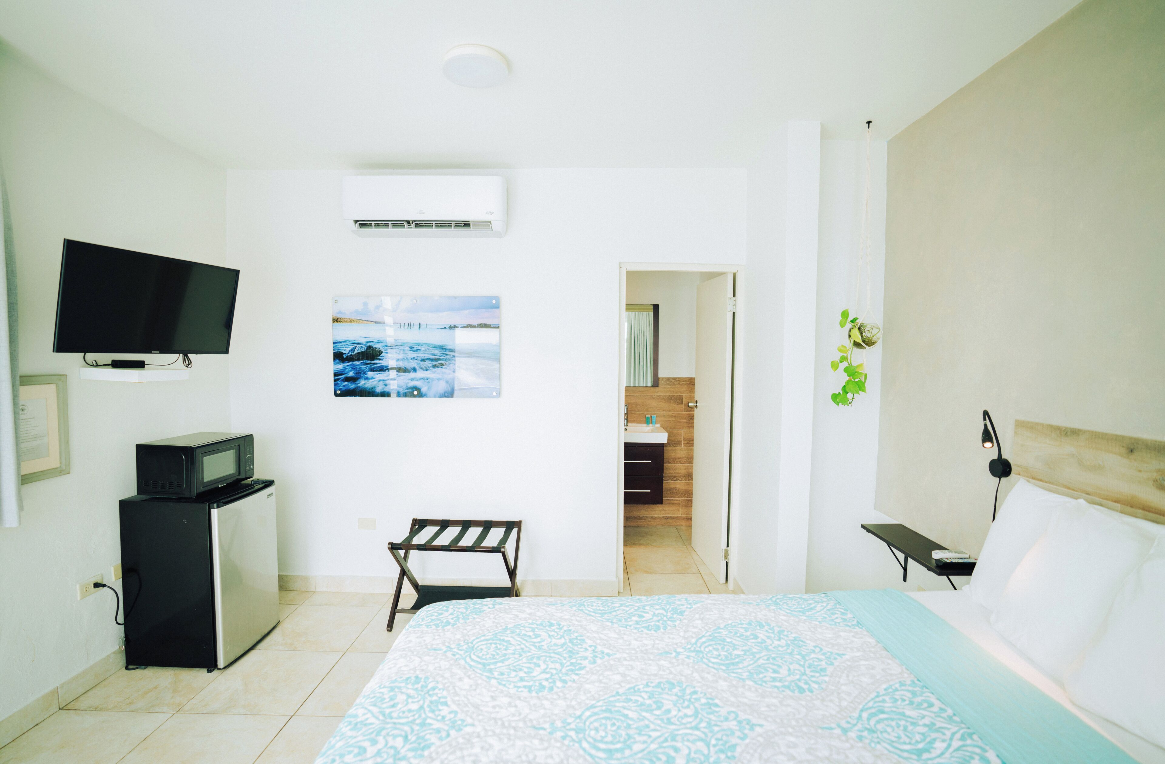 deluxe double room, 1 queen bed, ocean view | 1 bedroom, minibar, free wifi, bed sheets