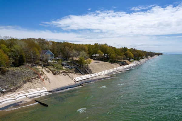 Beach nearby, sun loungers, beach towels