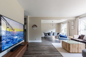 Een smart-tv, een open haard en een kantoor