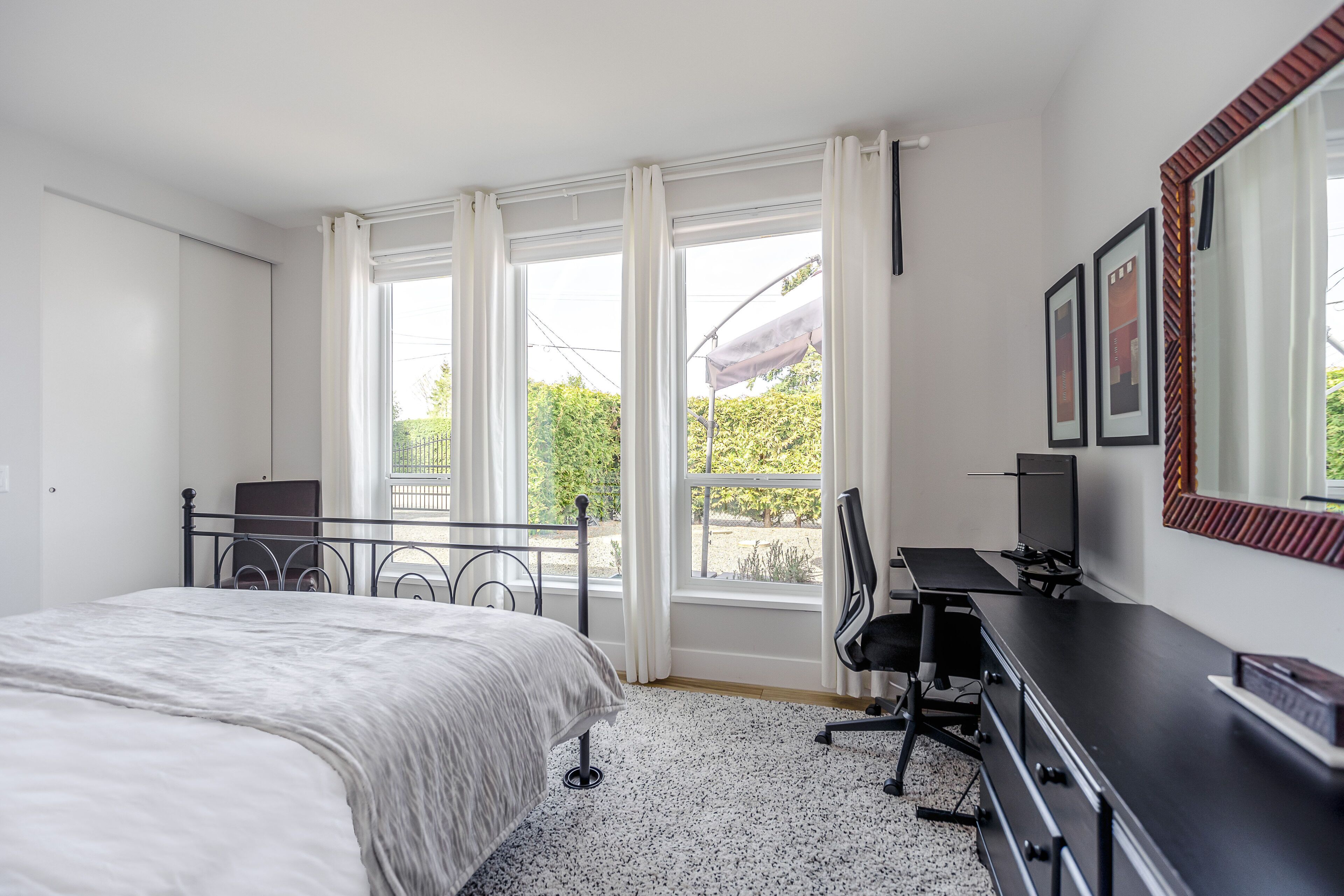 Private! ! Spacious 1-BDRM guesthouse steps from the beach in the Heart of QB 