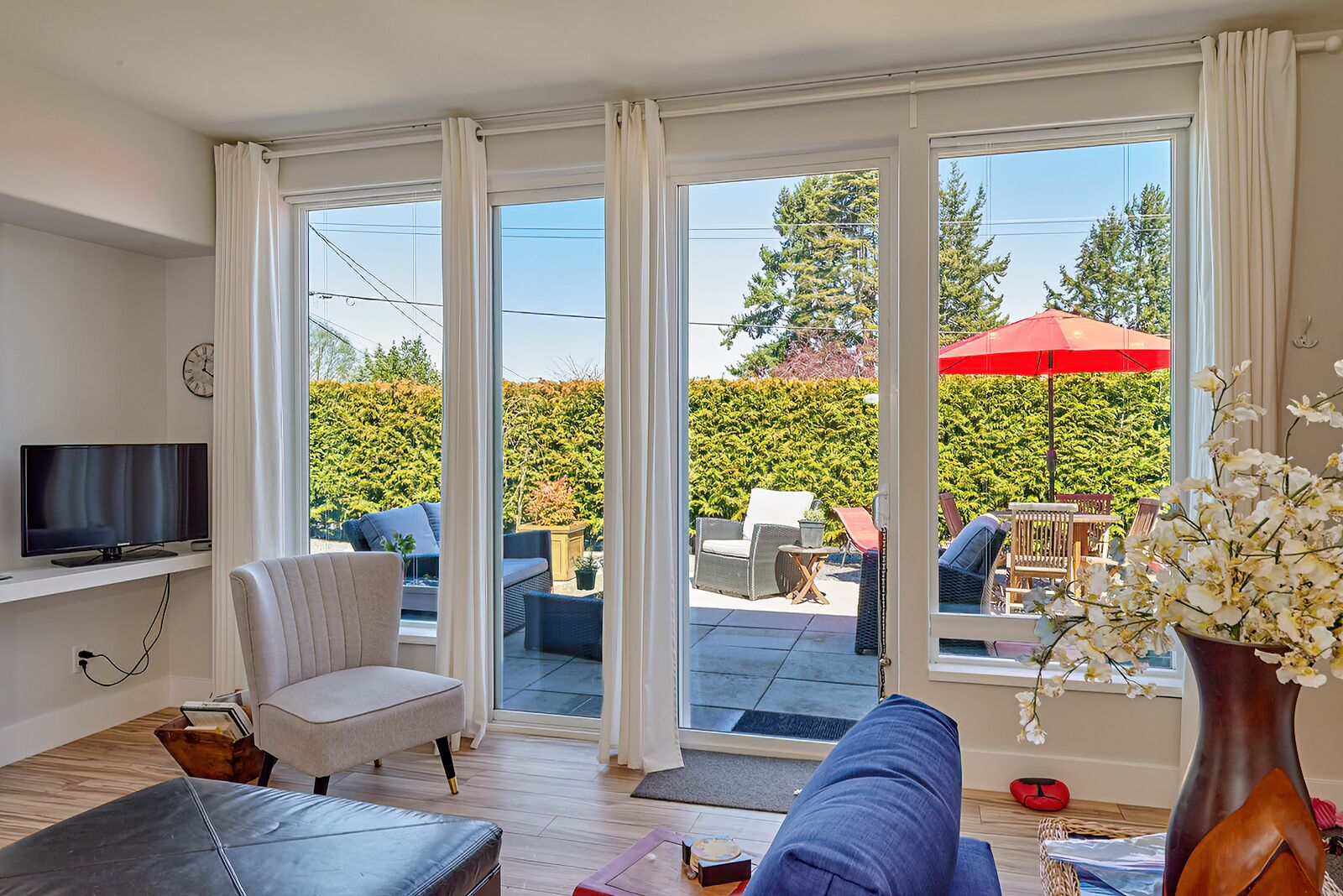 Private! ! Spacious 1-BDRM guesthouse steps from the beach in the Heart of QB 