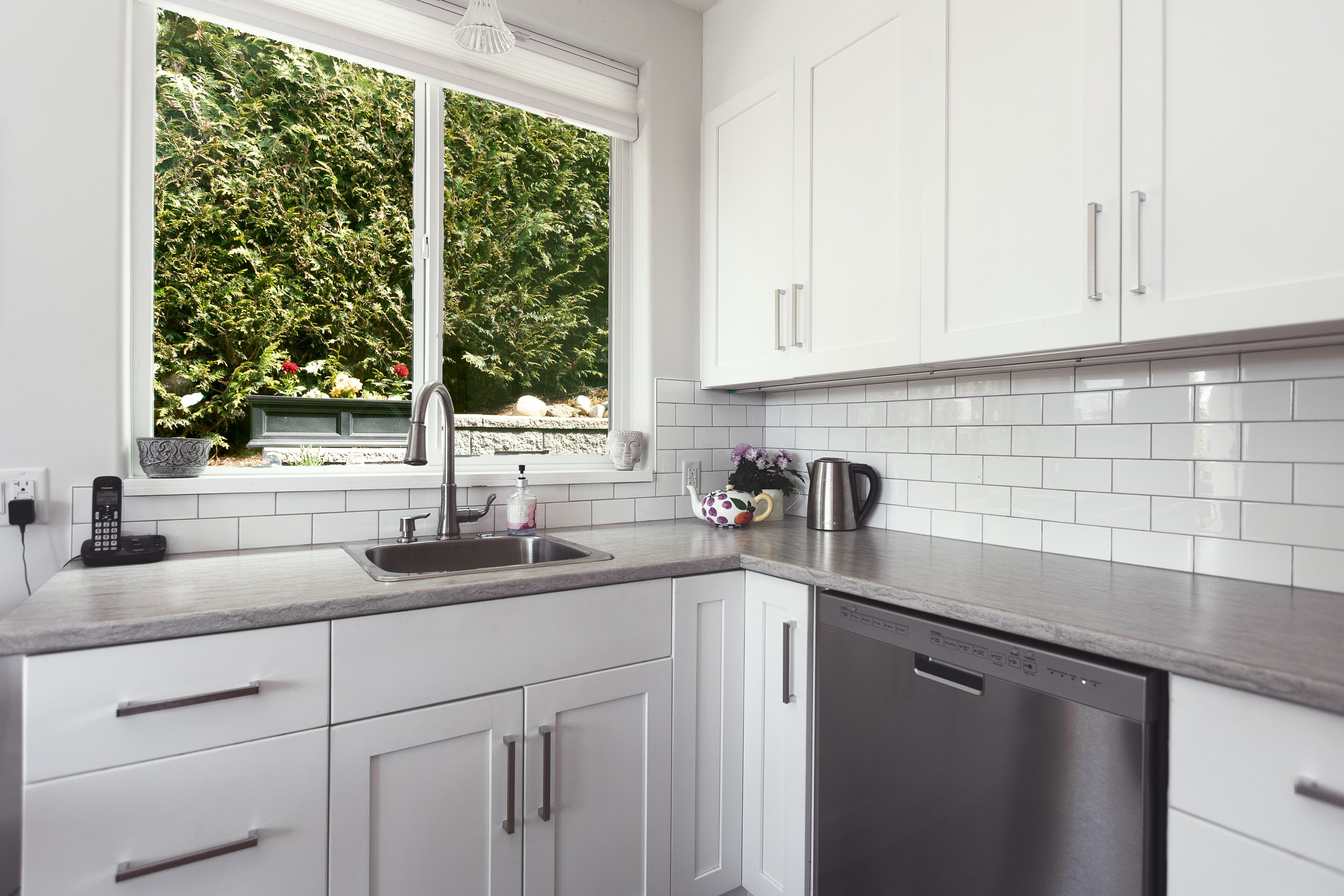 Private! ! Spacious 1-BDRM guesthouse steps from the beach in the Heart of QB 