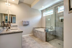 Badewanne, Whirlpool, Haartrockner, Handtücher