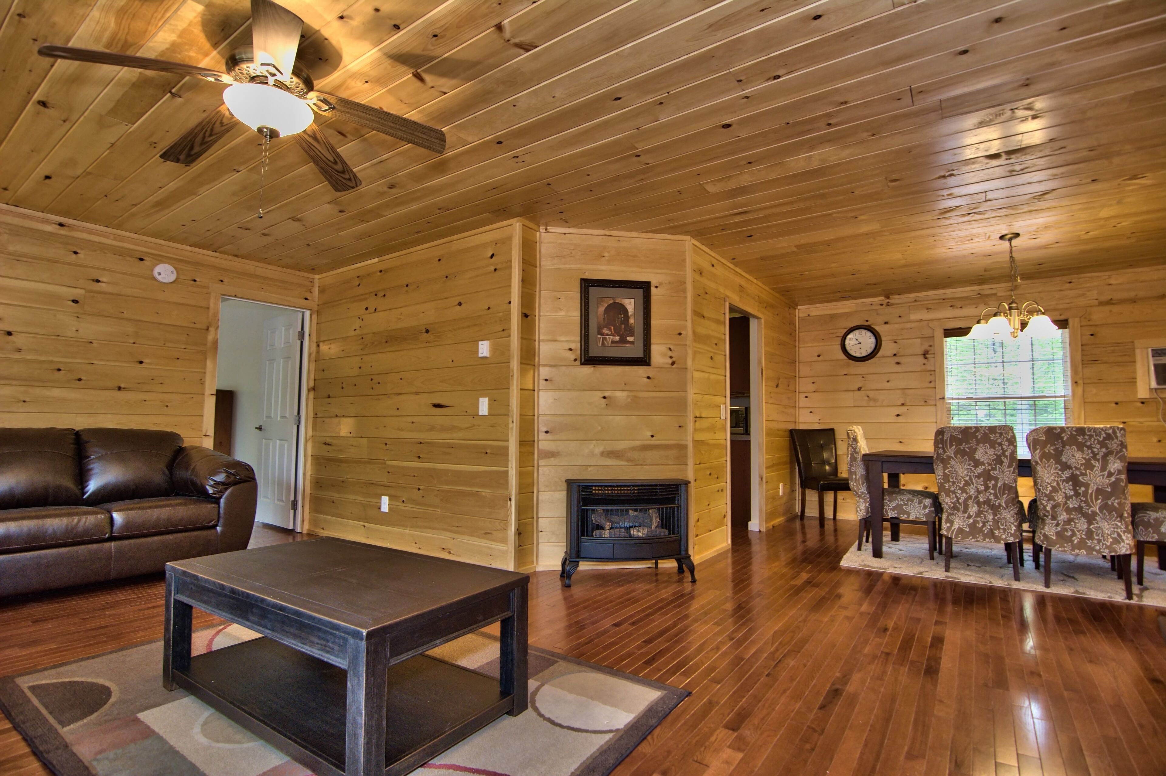 Luxury Cabin Sleeps 22 w/Game Room,HOT TUB,FIRE PIT,BB Court! 5min to SKI SLOPES