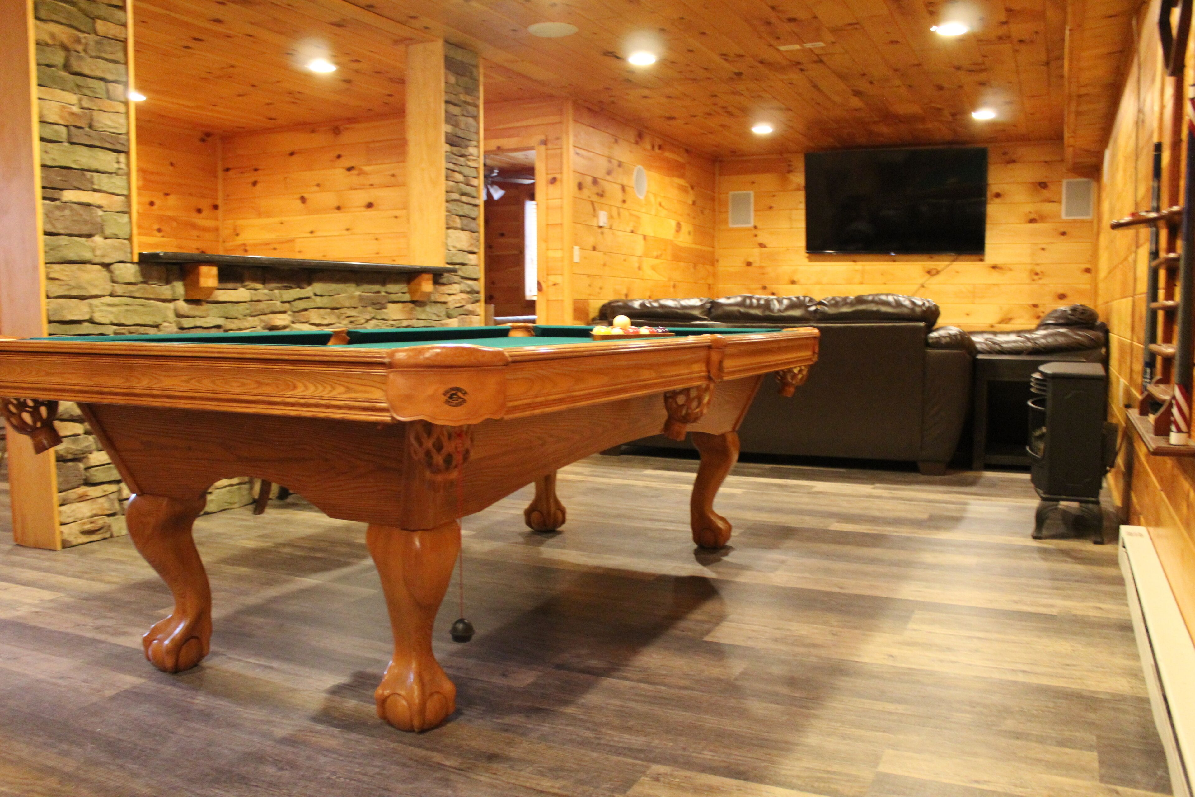 Luxury Cabin Sleeps 22 w/Game Room,HOT TUB,FIRE PIT,BB Court! 5min to SKI SLOPES