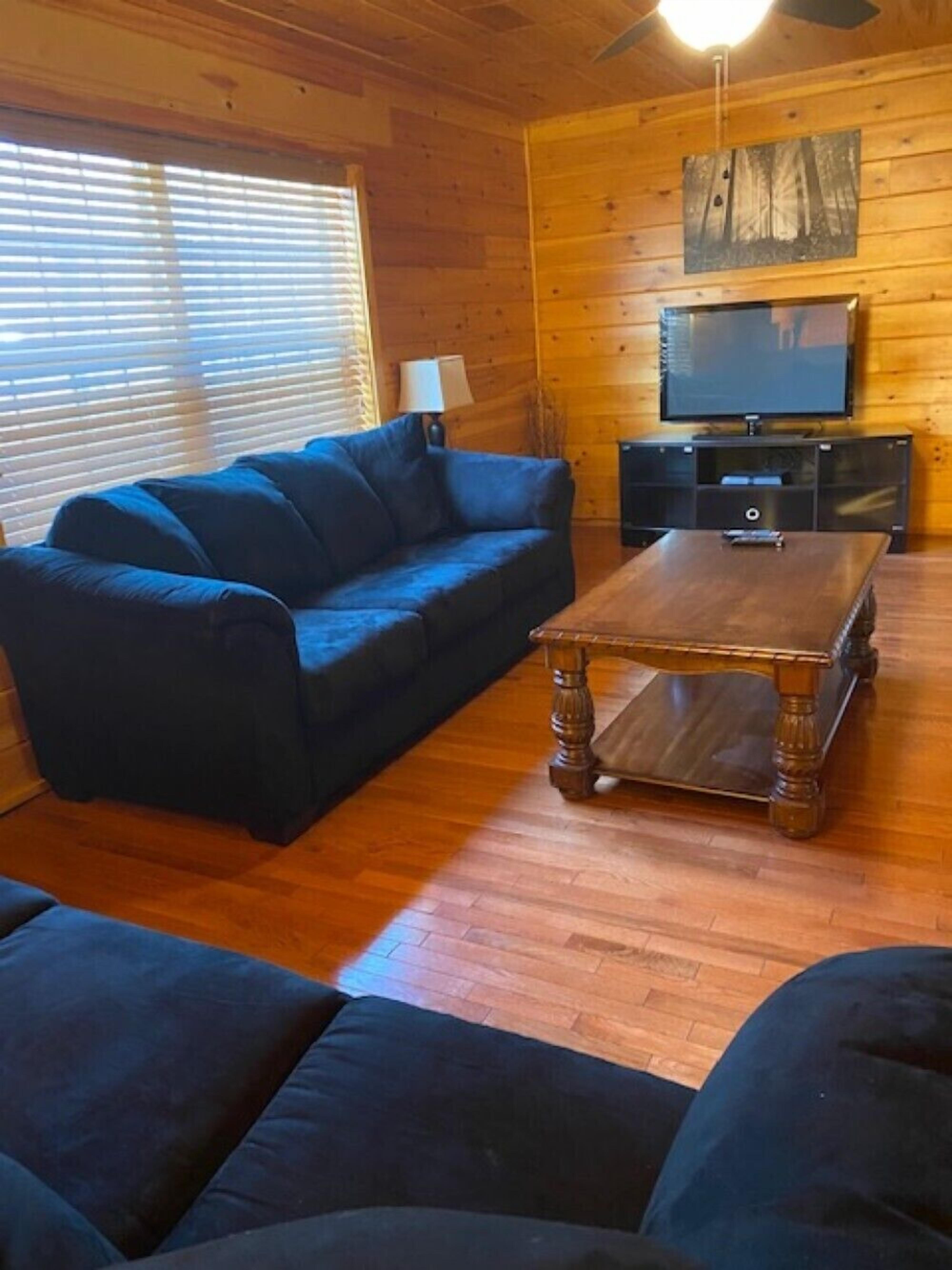 Luxury Cabin Sleeps 22 w/Game Room,HOT TUB,FIRE PIT,BB Court! 5min to SKI SLOPES