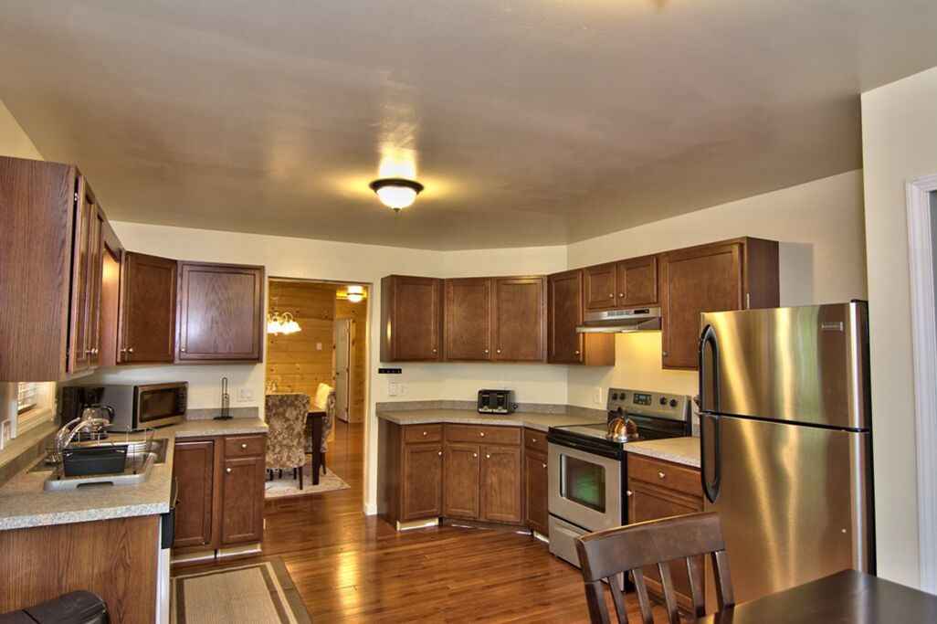 Luxury Cabin Sleeps 22 w/Game Room,HOT TUB,FIRE PIT,BB Court! 5min to SKI SLOPES