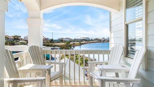 Wave Whisperer  4br/4ba Steps from the Beach - Pool
