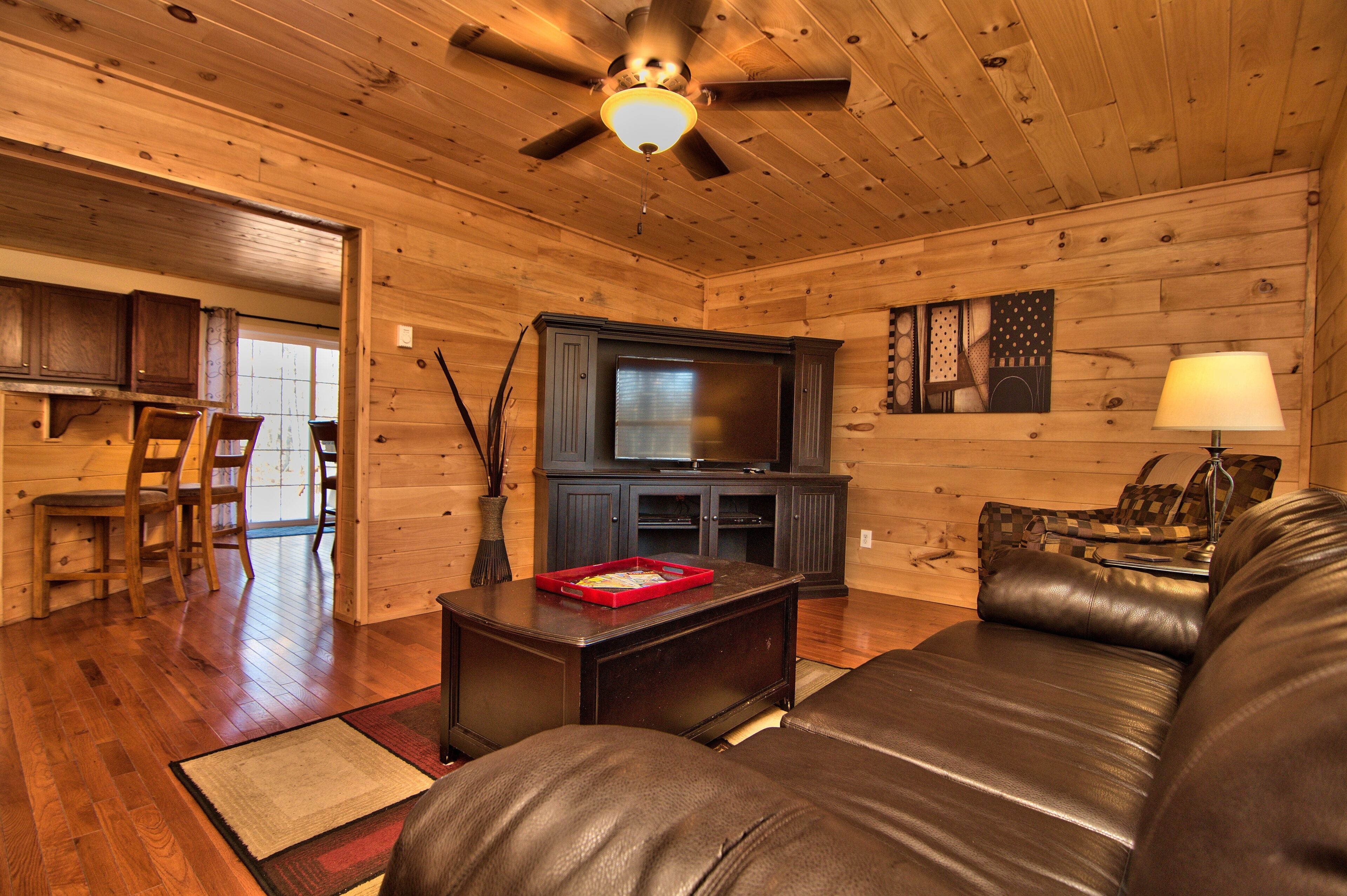 Lux Cabin-5min to SKI SLOPES, BIG game room/Bar, BB Court, HOT TUB, FIRE PIT!