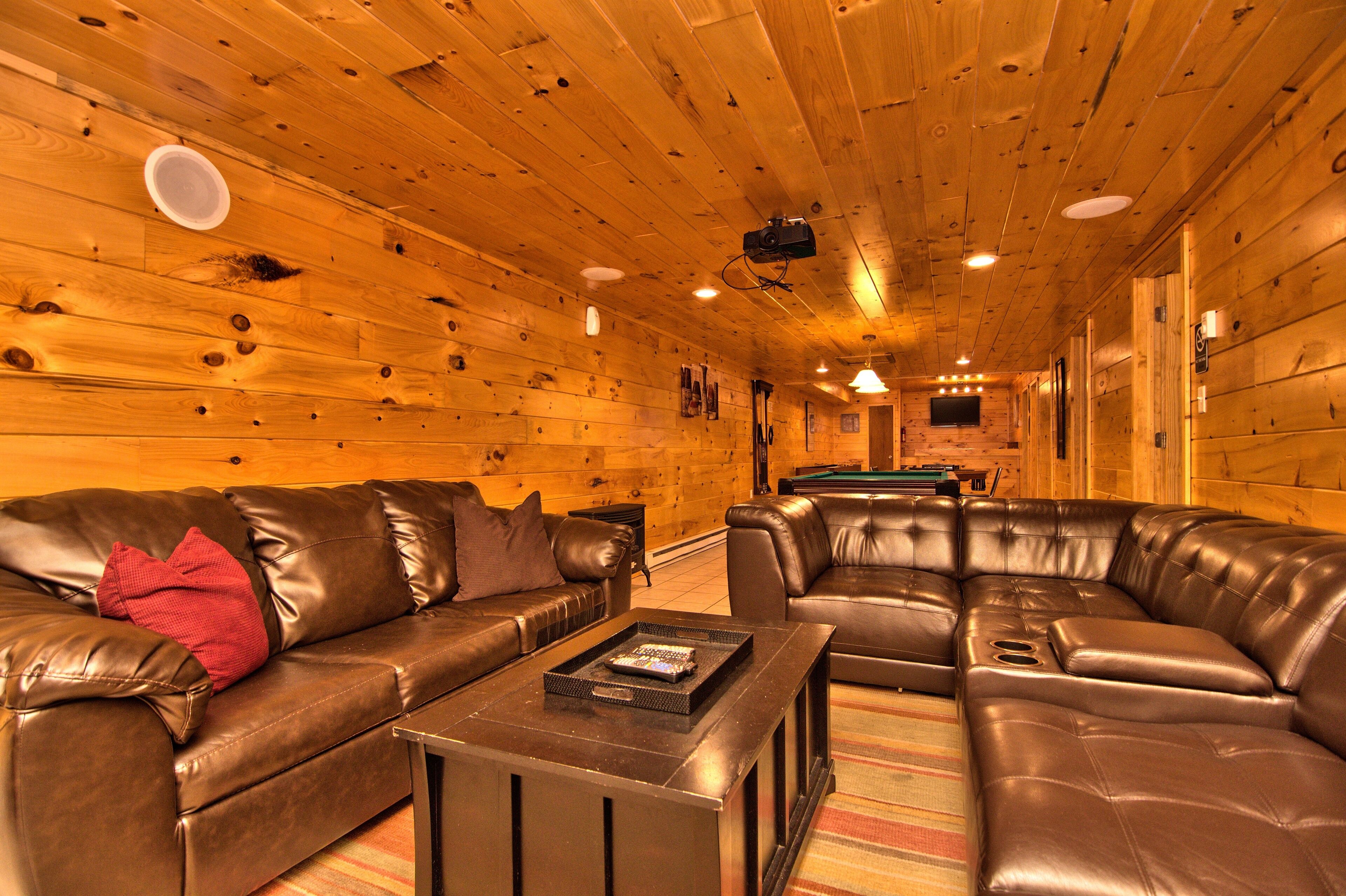 Lux Cabin-5min to SKI SLOPES, BIG game room/Bar, BB Court, HOT TUB, FIRE PIT!