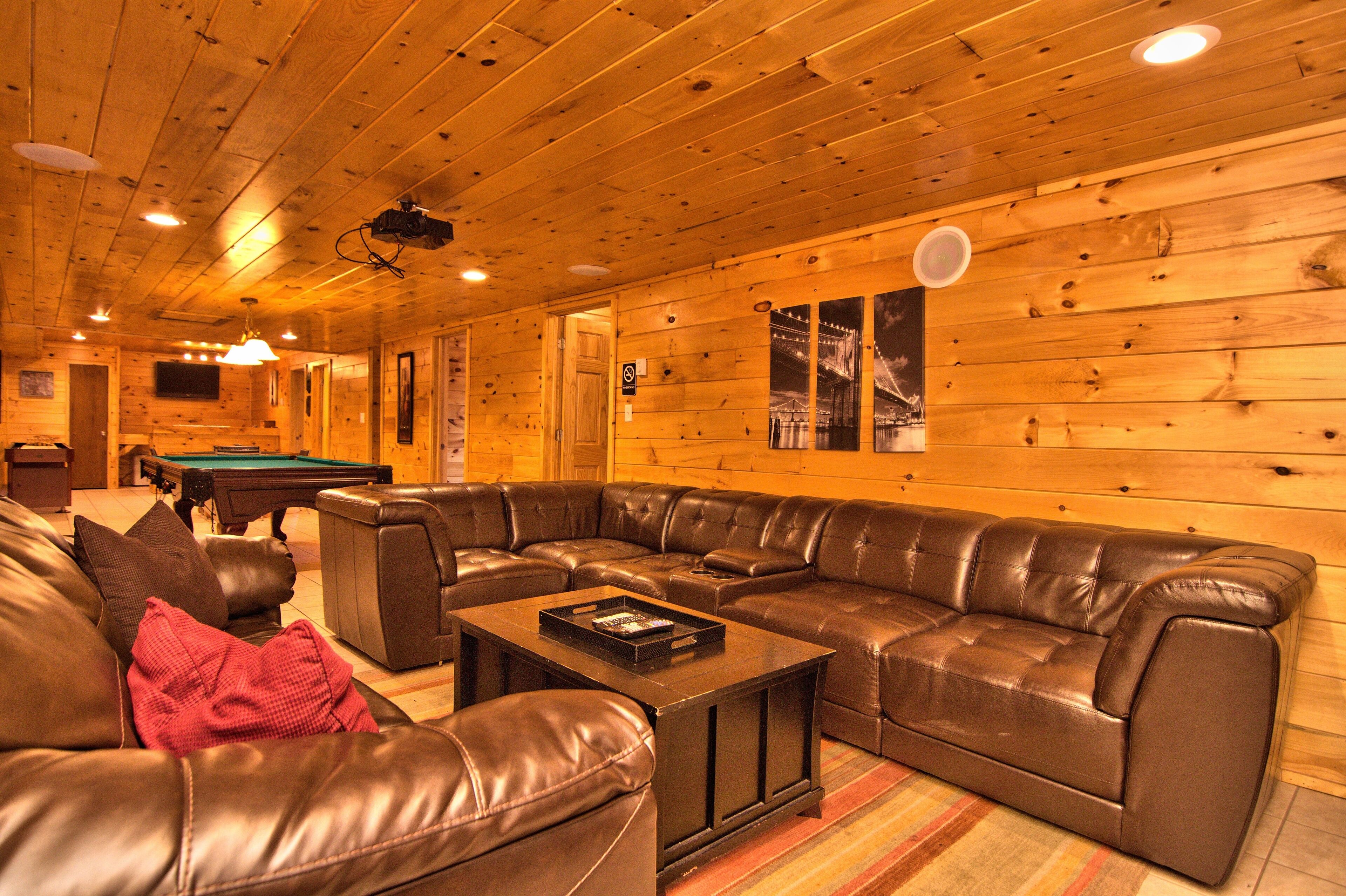 Lux Cabin-5min to SKI SLOPES, BIG game room/Bar, BB Court, HOT TUB, FIRE PIT!