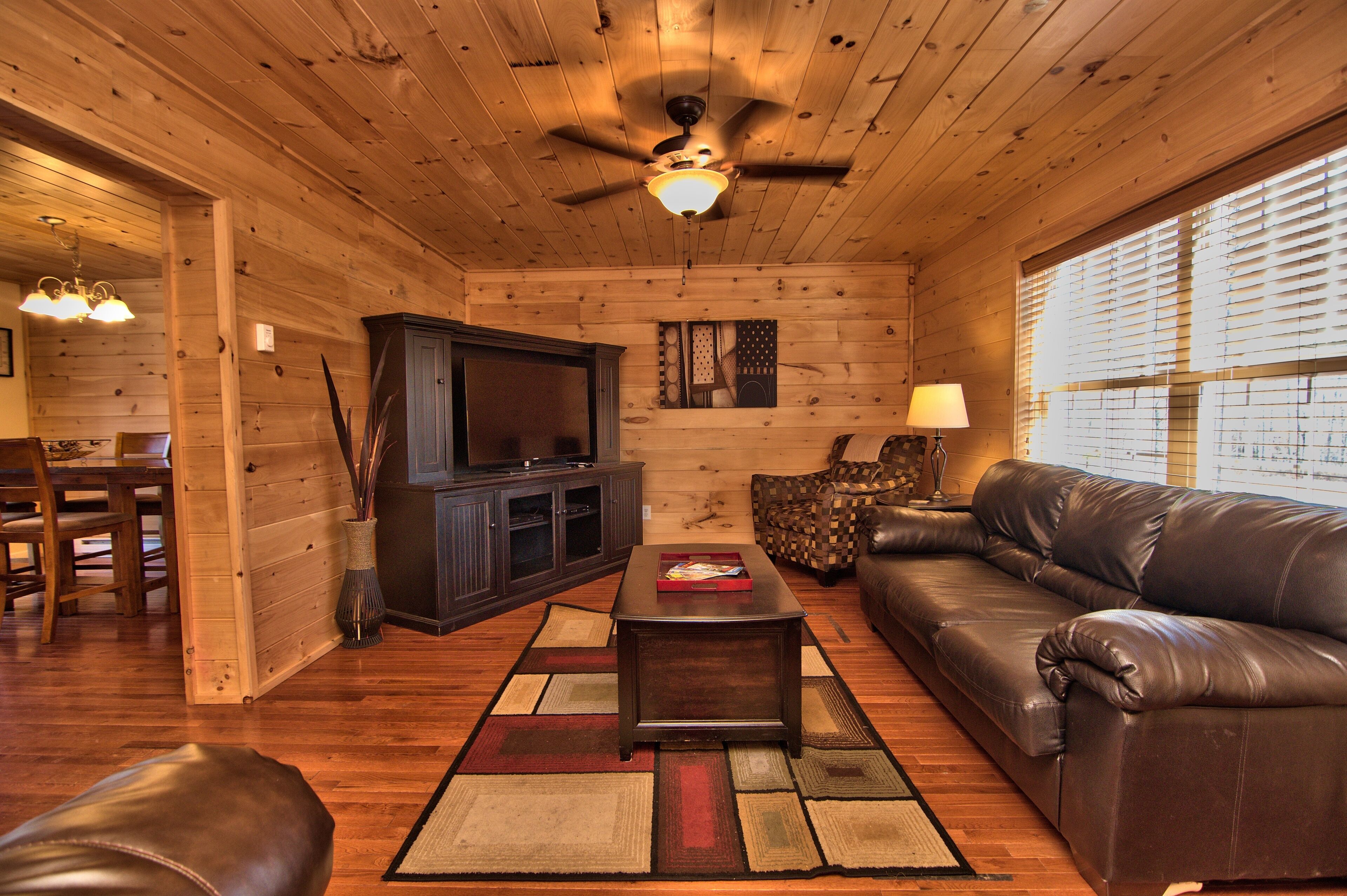 Lux Cabin-5min to SKI SLOPES, BIG game room/Bar, BB Court, HOT TUB, FIRE PIT!