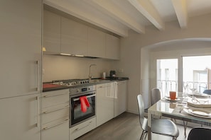 Frigorifero, forno, macchina per tè/caffè, pentole/stoviglie/utensili