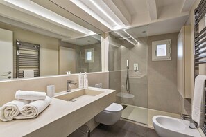 Doccia, set di cortesia gratuito, asciugacapelli, bidet