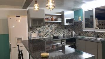 Réfrigérateur, four, plaque de cuisson, cafetiÚre/bouilloire