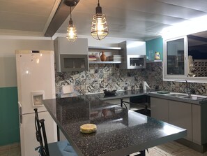 Réfrigérateur, four, plaque de cuisson, cafetière/bouilloire