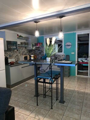 Fridge, oven, stovetop, coffee/tea maker