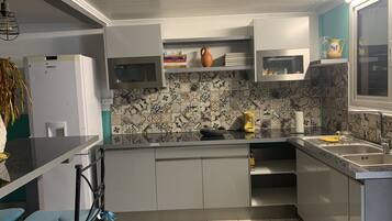 Réfrigérateur, four, plaque de cuisson, cafetiÚre/bouilloire