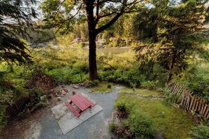Outdoor dining - Rising Sun Retreat- peaceful riverfront views spa (Gold Bar)