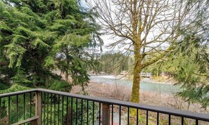 Property grounds - Rising Sun Retreat- peaceful riverfront views spa (Gold Bar)