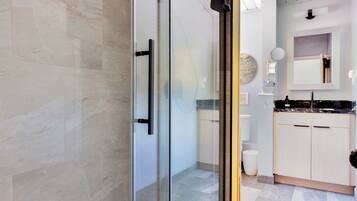 Combined shower/tub, hair dryer, towels