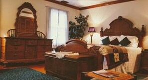 4 bedrooms, in-room safe, desk, free WiFi