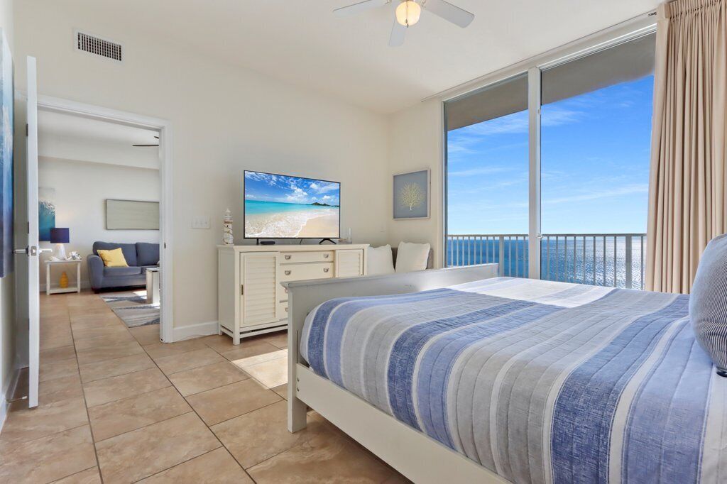 5 star PH with gulf view Master- Beach Chair Service Included!