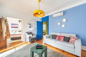 TV, books - GuestReady - Groovy Fanqueiros (Lisbon)