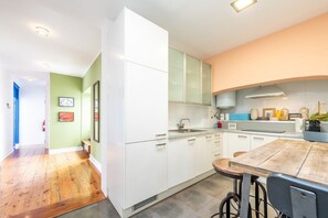 Kühlschrank, Mikrowelle, Herdplatte, Wasserkocher mit Kaffee-/Teezubehör