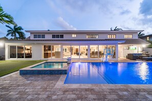 Outdoor pool, a heated pool - Luxurious, Modern House with Waterfront Pool & Spa (Fort Lauderdale)