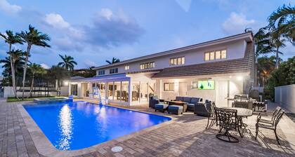 Luxurious, Modern House with Waterfront Pool & Spa