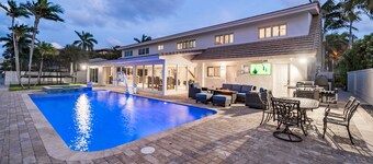 Luxurious, Modern House with Waterfront Pool & Spa