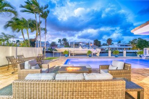 Outdoor pool, a heated pool - Luxurious, Modern House with Waterfront Pool & Spa (Fort Lauderdale)