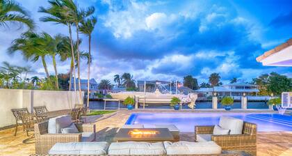 Luxurious, Modern House with Waterfront Pool & Spa