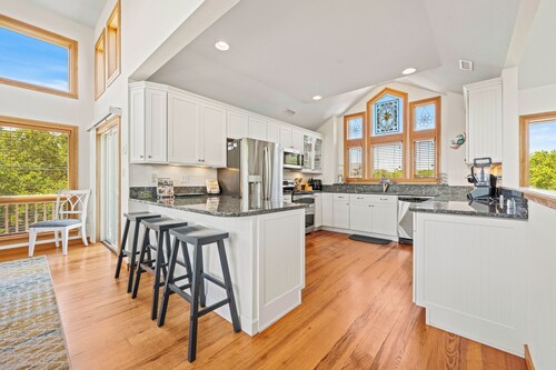 Donna's Dream: Dog-friendly, Private Pool & Hot Tub, Close to Beach