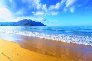 Plage à proximité, chaise longue, serviettes de plage