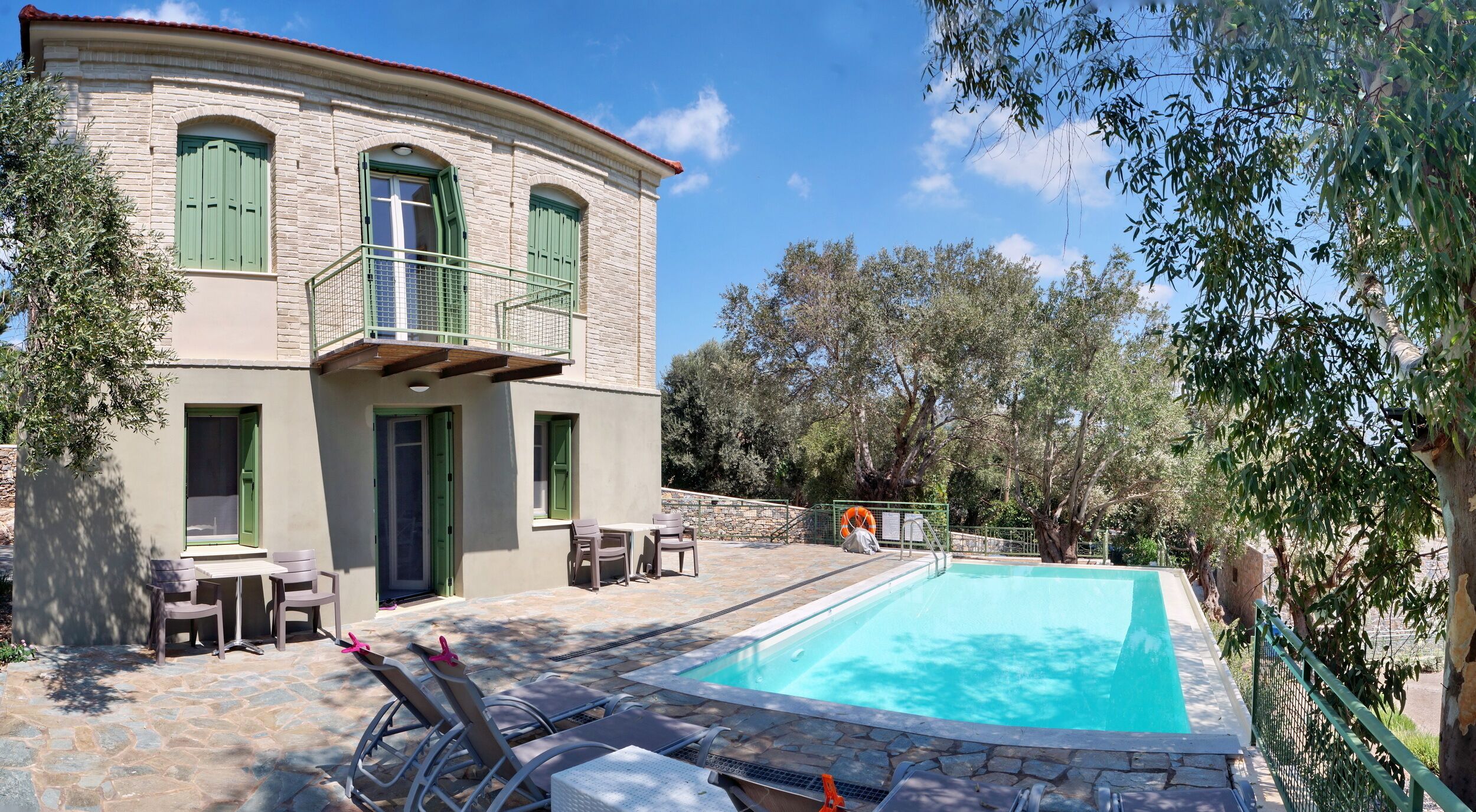 季节性开放的室外游泳池，日光浴躺椅