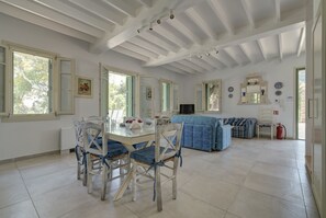 Traditional Villa | Dining room