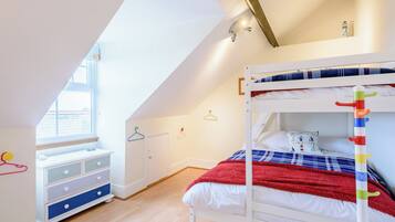 3 bedrooms, travel crib, free WiFi, bed sheets