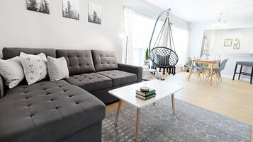 Una televisión de pantalla plana